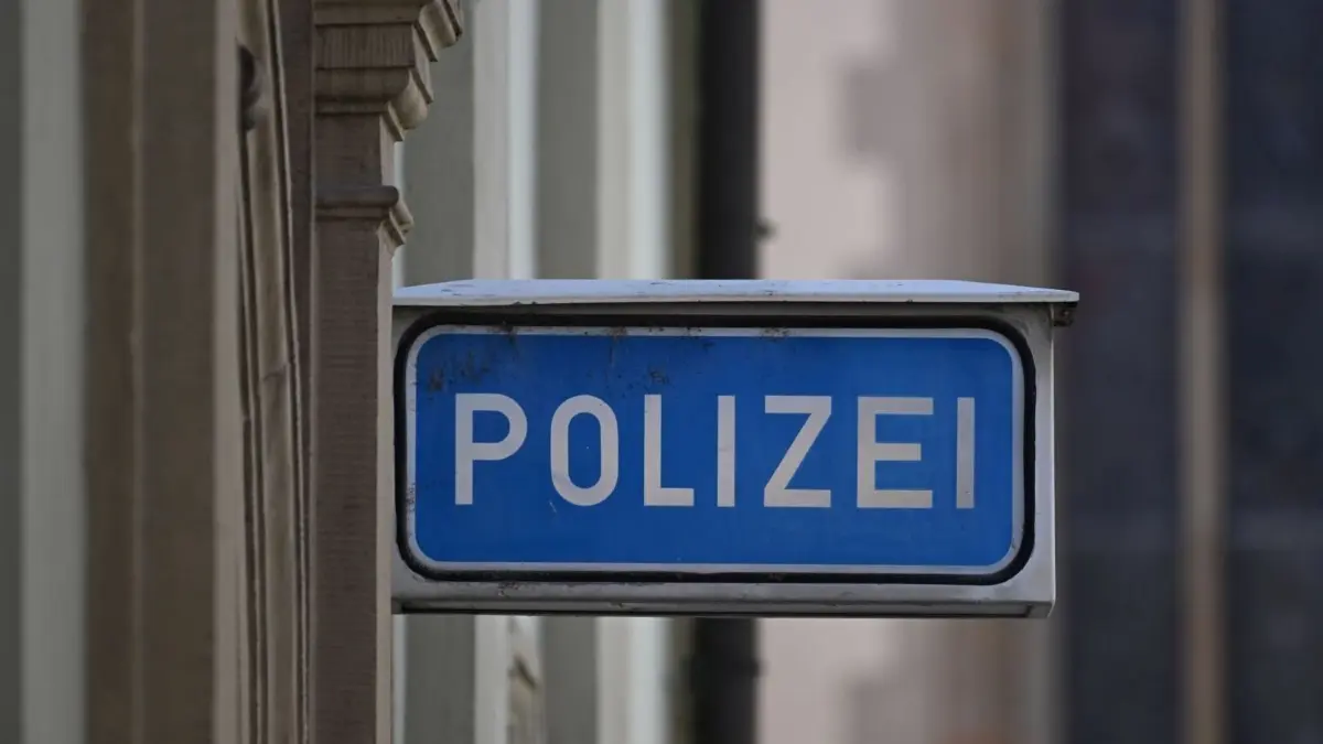 Ein Zweijähriger ist am Wochenende aus der elterlichen Wohnung ausgebüxt und nachts durch Illertissen gestreift.
ARCHIV - 14.03.2024, Baden-Württemberg, Rottenburg am Neckar: Ein Schild mit der Aufschrift Polizei vor einer Polizeiwache in Rottenburg am Neckar. (zu dpa: «Zweijähriger büxt nachts aus Wohnung aus») Foto: Bernd Weißbrod/dpa +++ dpa-Bildfunk +++