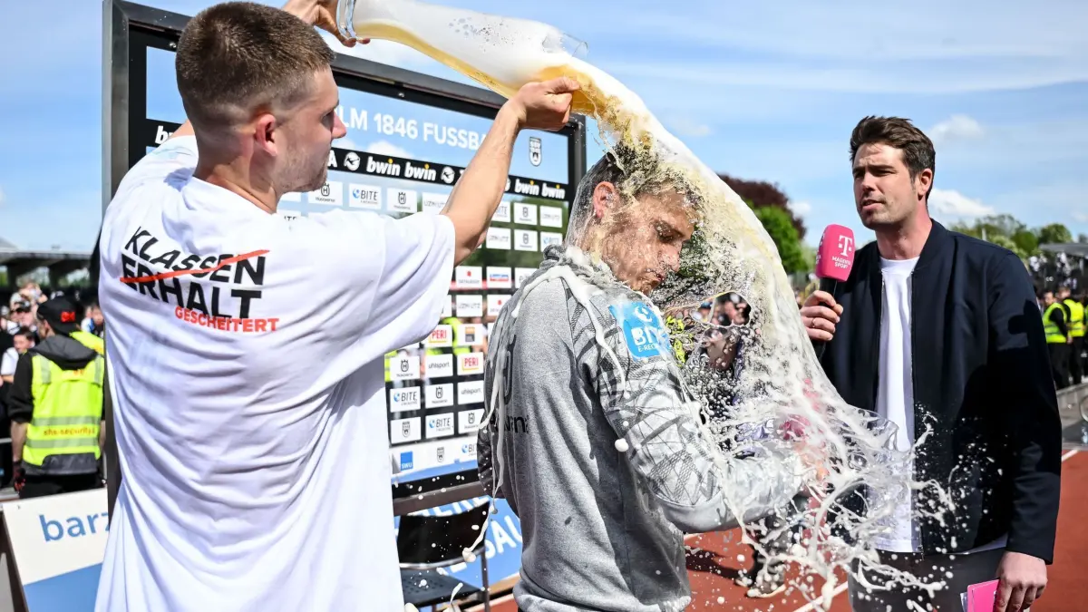 SSV Ulm 1846 Fussball — FC Viktoria Köln: 04.05.2024, Baden-Württemberg, Ulm: Fußball: 3 Liga, SSV Ulm 1846 Fussball - FC Viktoria Köln im Donaustadion. Ulms Tom Gaal und Trainer Thomas Woerle werden mit Bier Ueberschüttet. Foto: Harry Langer/DeFodi Images/dpa - WICHTIGER HINWEIS: Gemäß den Vorgaben der DFL Deutsche Fußball Liga bzw. des DFB Deutscher Fußball-Bund ist es untersagt, in dem Stadion und/oder vom Spiel angefertigte Fotoaufnahmen in Form von Sequenzbildern und/oder videoähnlichen Fotostrecken zu verwerten bzw. verwerten zu lassen. +++ dpa-Bildfunk +++