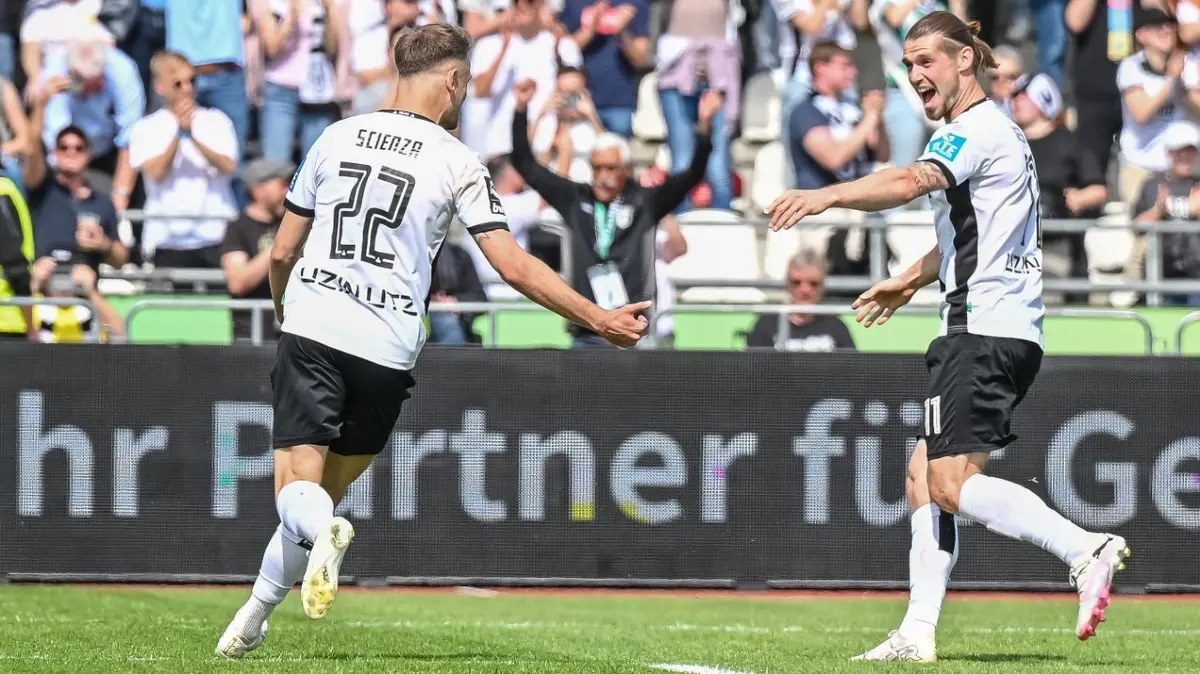 SSV Ulm 1846 Fussball — FC Viktoria Köln: 04.05.2024, Baden-Württemberg, Ulm: Fußball: 3 Liga, SSV Ulm 1846 Fussball - FC Viktoria Köln im Donaustadion. Ulms Leo Scienza feiert seinen Treffer zum 1:0 mit Ulms und Dennis Chessa. Foto: Harry Langer/DeFodi Images/dpa - WICHTIGER HINWEIS: Gemäß den Vorgaben der DFL Deutsche Fußball Liga bzw. des DFB Deutscher Fußball-Bund ist es untersagt, in dem Stadion und/oder vom Spiel angefertigte Fotoaufnahmen in Form von Sequenzbildern und/oder videoähnlichen Fotostrecken zu verwerten bzw. verwerten zu lassen. +++ dpa-Bildfunk +++
