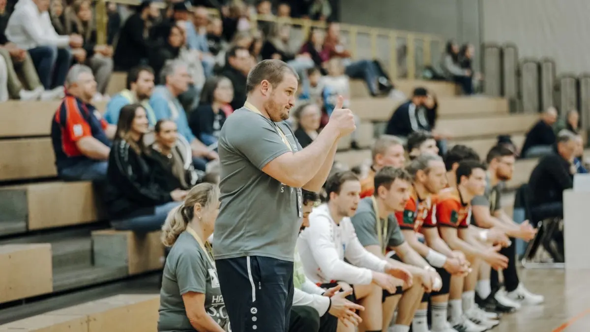 Daumen hoch, so hatte sich das Trainer Söflingens Trainer Philipp Eberhardt vorgestellt. Seine Mannschaft gewann am Samstag das Duell beim Tabellennachbarn.⇥
Handball, BWOL: TSG Söflingen in der Abstiegsrunde feiert zweiten Sieg in Folge, TSV Blaustein verliert erneut.
*Foto: 18 Uhr Kuhberghalle Söflingen gegen Herrenberg*
Trainer