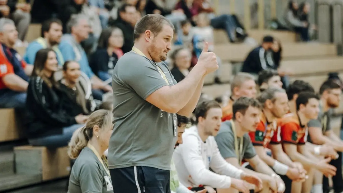 Daumen hoch, so hatte sich das Trainer Söflingens Trainer Philipp Eberhardt vorgestellt. Seine Mannschaft gewann am Samstag das Duell beim Tabellennachbarn.⇥
Handball, BWOL: TSG Söflingen in der Abstiegsrunde feiert zweiten Sieg in Folge, TSV Blaustein verliert erneut.
*Foto: 18 Uhr Kuhberghalle Söflingen gegen Herrenberg*
Trainer