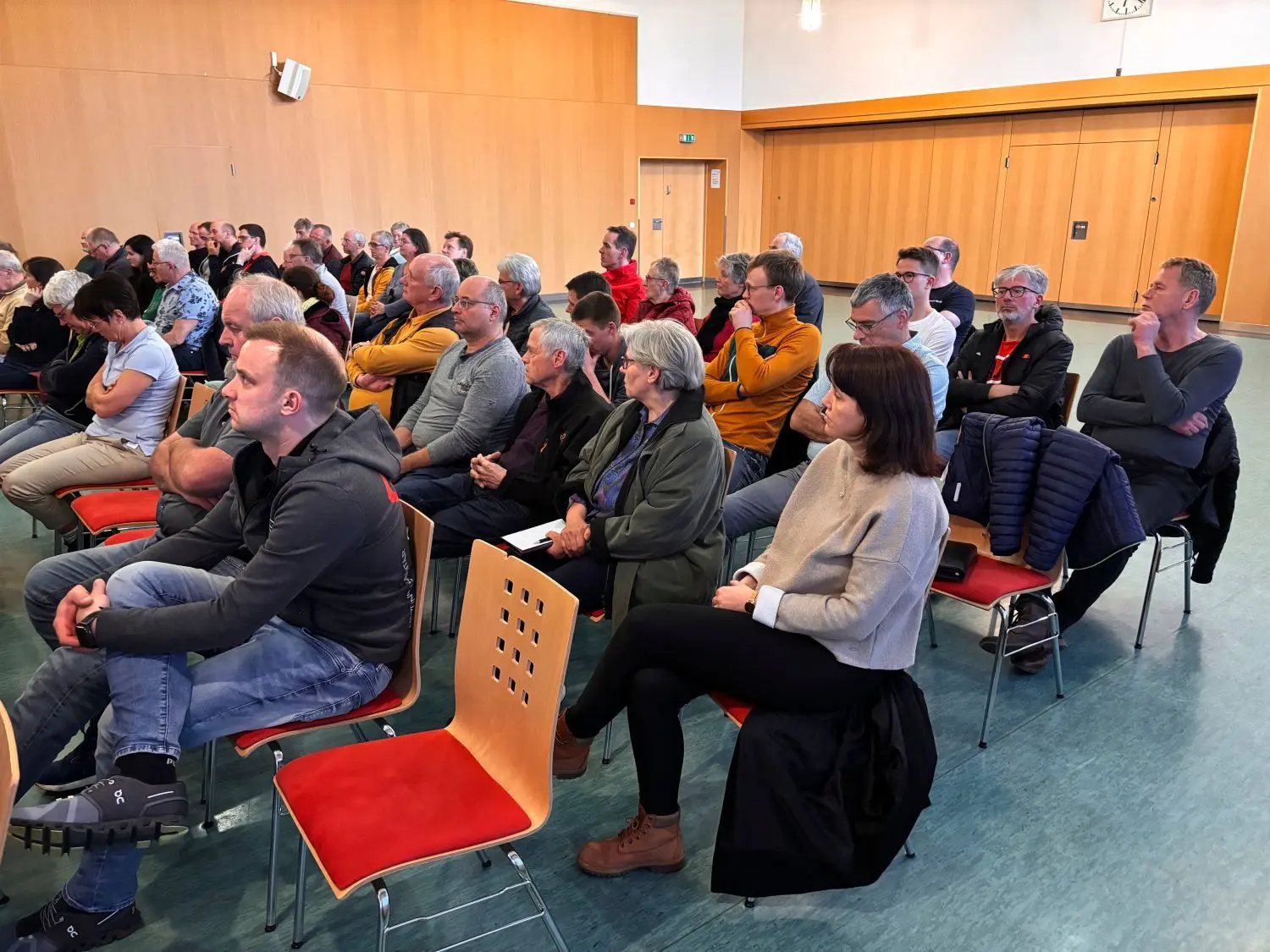 Etwa 80 Interessierte waren zum Infoabend nach Nellingen gekommen.⇥