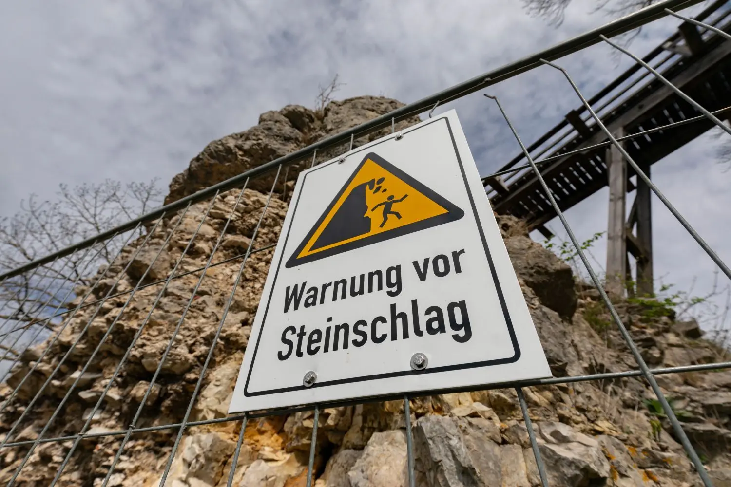Mit diesen Warnschildern mahnt die Stadt Besucher der Burgruine zur Vorsicht.