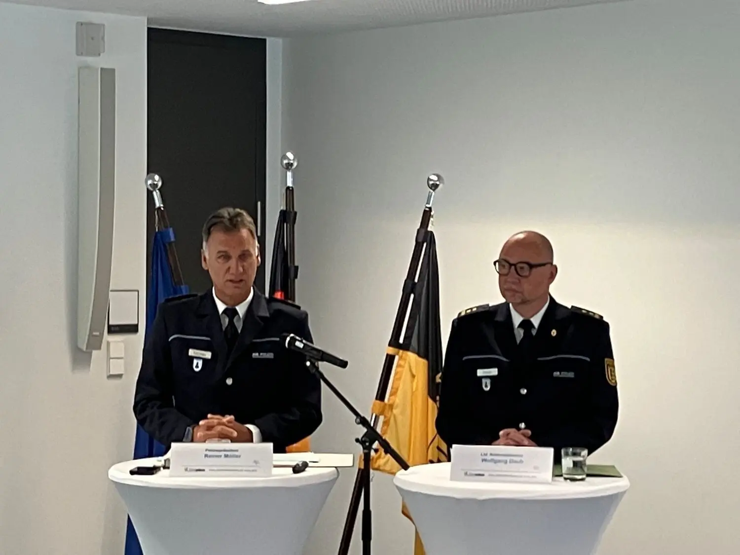 Polizeipräsident Reiner Möller (links) und Kriminaldirektor Wolfgang Daub präsentierten am Mittwoch in Aalen die Statistik 2023. ⇥