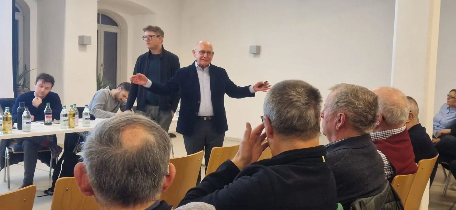 Bürgerinformation in Geislingen: Prof. Richard Reschl moderierte die Veranstaltung zur Neugestaltung der Vorstadtstraße (Ortsdurchfahrt).