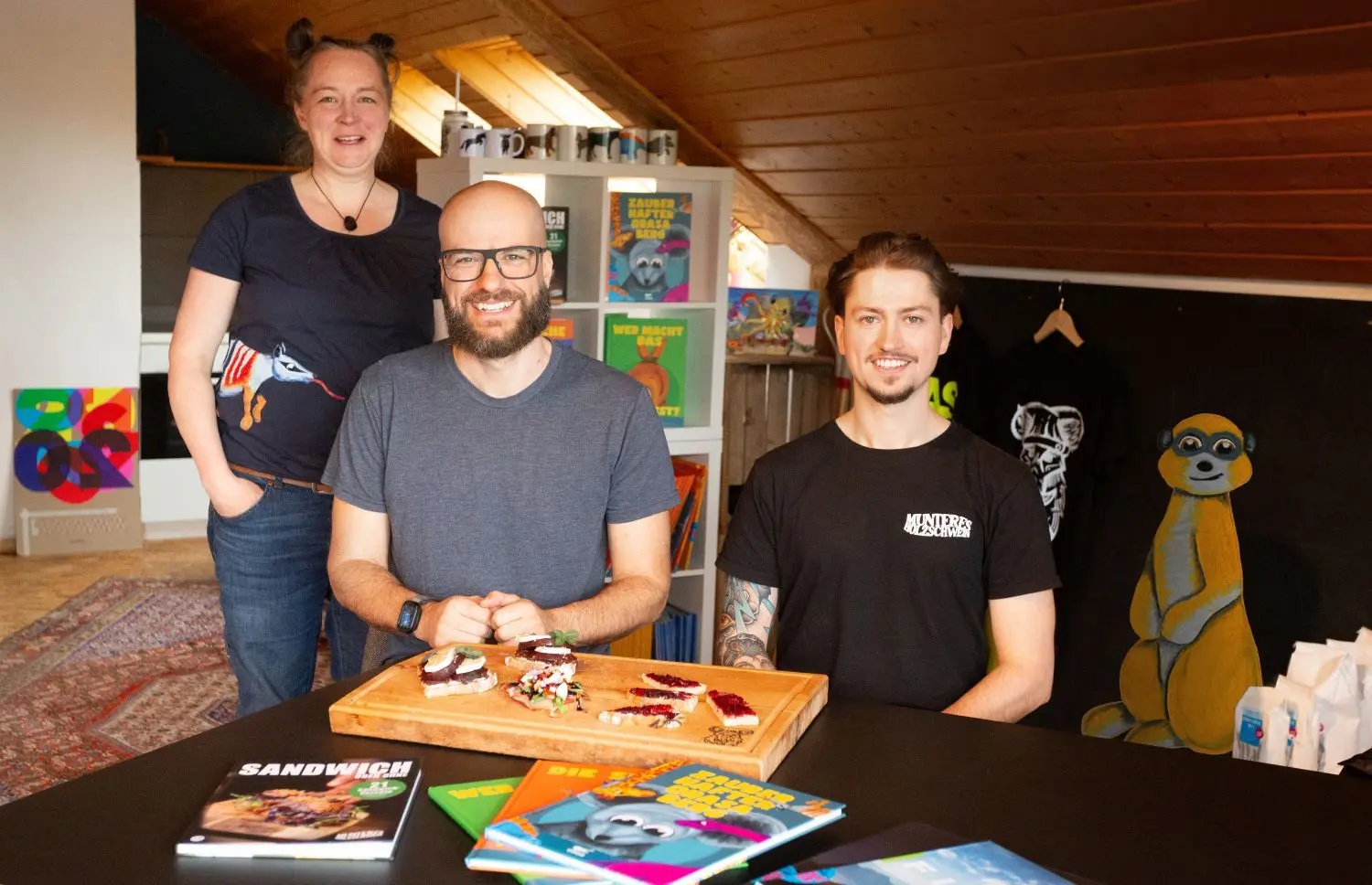 Marketingagentur und Buchverlag unter einem Dach bei 4zig in Engstingen mit Bärbel Dangel, Jens Staudt und Yannick Stoll (von links), in dessen Kochbuch sich Rezepte für solche Sandwich-Kreationen finden. Die kommen „oben ohne“ daher, weil der kunstvolle Aufbau unter einer zweiten Brotscheibe leiden würde.