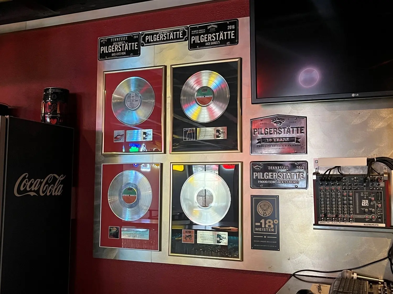 32 goldene Schallplatten besitzt Klaus Präger. Einige davon hängen im „Down Under“.