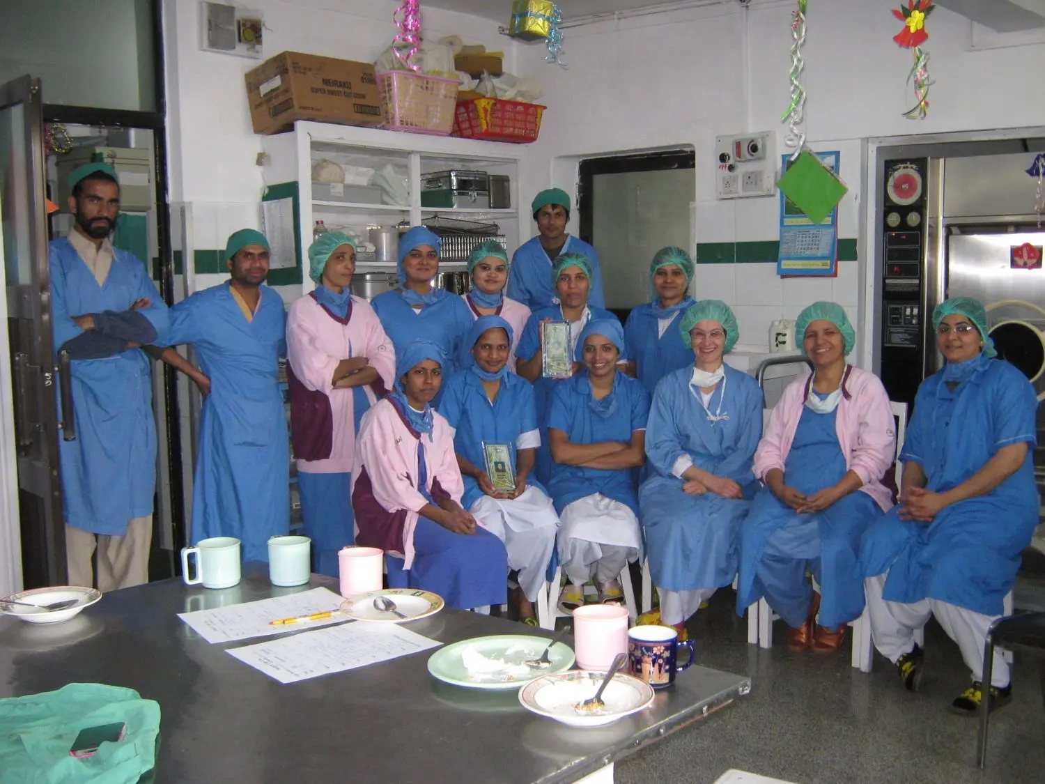 Renate Hölle ist Krankenschwester in Pakistan. Hier ihr OP-Team.⇥