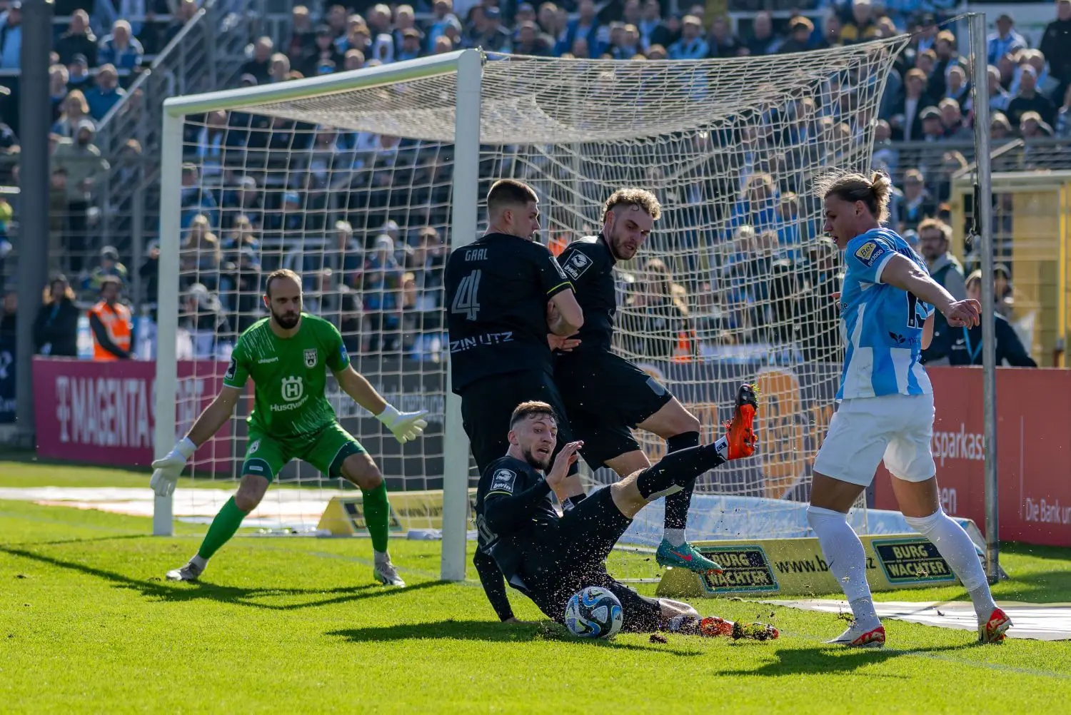 Mit 1:0 hat der SSV Ulm 1846 Fußball das Gastspiel in Giesing vor 15 000 Zuschauern gewonnen. Ein Joker-Tor bringt dem starken Aufsteiger den 15. Sieg der Saison 2023/24.