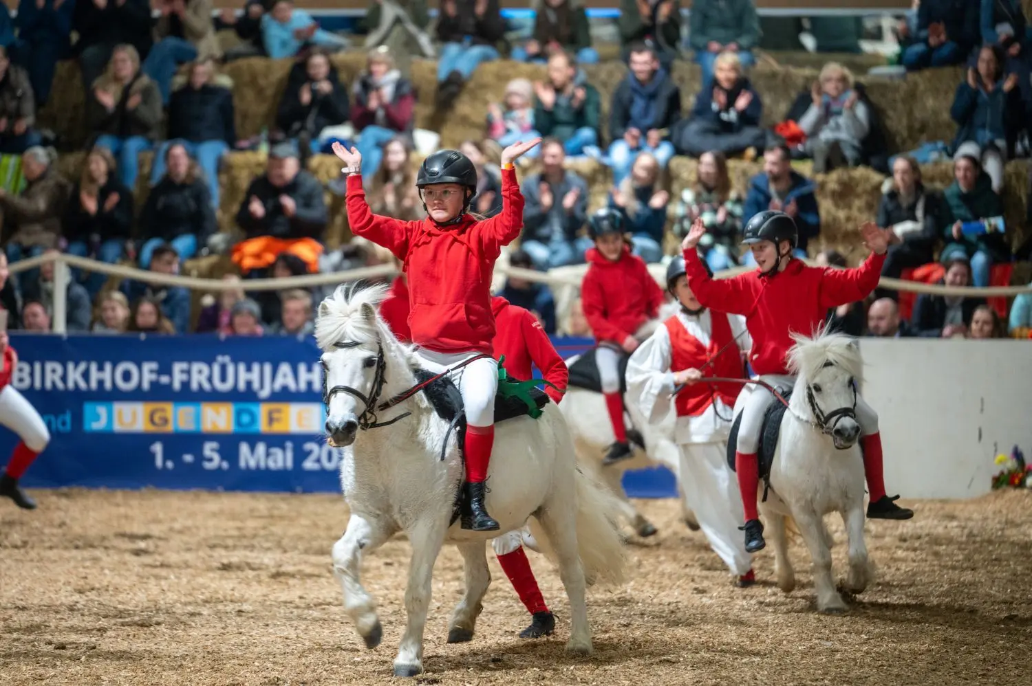 Auch die jungen Reiter auf ihren weißen Ponys waren bei der Pferdeschau dabei.