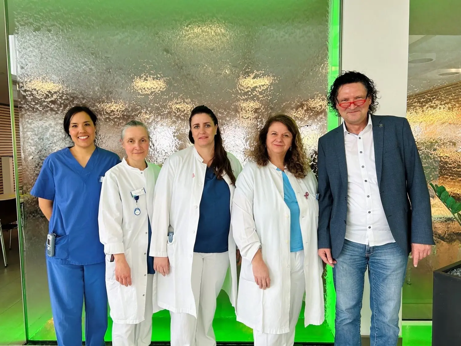Balingen gegen Brustkrebs (von links): Sabine Berrera (Breast Cancer Nurse), Heidrun Moron (Oberärztin Radiologie), Marija Radunovic (Oberärztin Gynäkologie), Julia Klenske (Chefärztin Gynäkologie), Michael Bitzer (Chefarzt Radiologie).