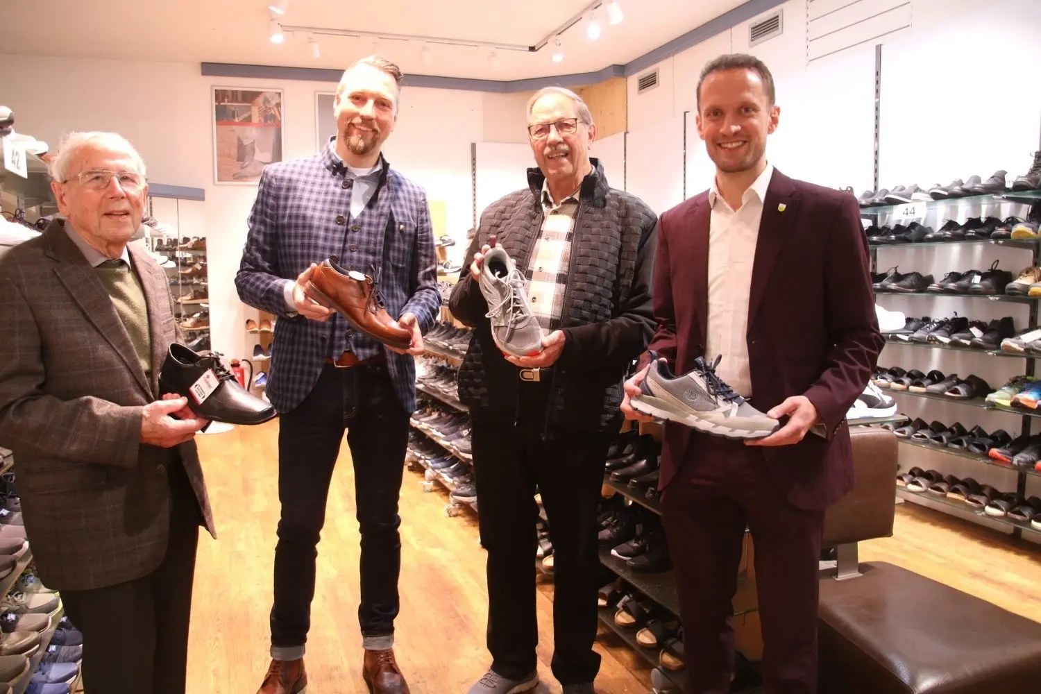 Welcher Schuh darf’s denn sein? Beim Griff in das breitgefächerte Sortiment entschieden sich (von links) Karl Freitag, Ingo Hänel, Hermann Freitag und Oberbürgermeister Dr. Christoph Grimmer für ihre aktuellen Favoriten. 