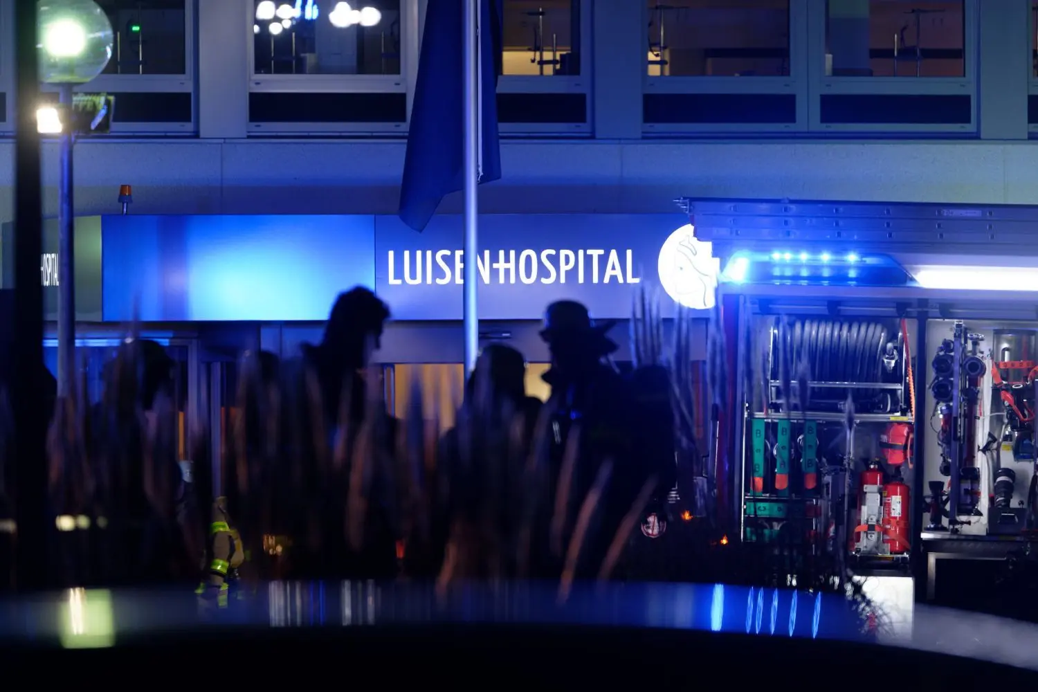Die Feuerwehr ist vor einem Aachener Krankenhaus im Einsatz.
