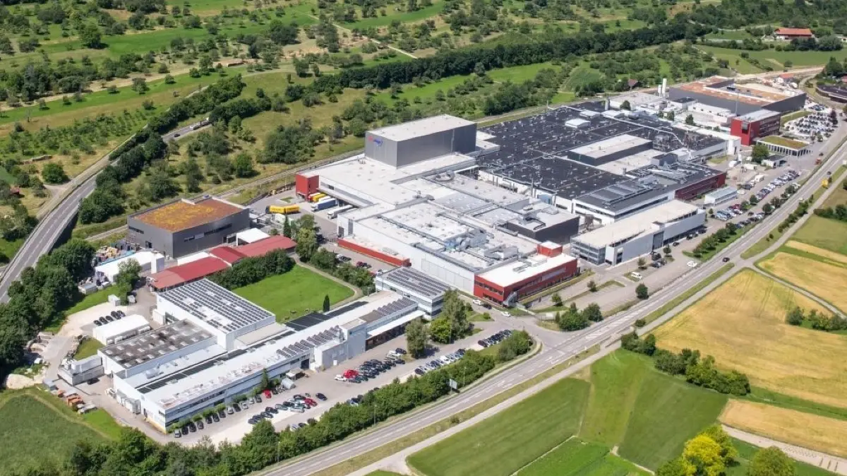 Automobilzulieferer Elring–Klinger, hier der Stammsitz in Dettingen, geht mit volumenstarken Aufträgen in die Zukunft. Darunter ist auch eine Serienlieferung für die neue Fahrzeug–Generation des Münchner Autobauers BMW. ⇥
Elring Klinger Dettingen
