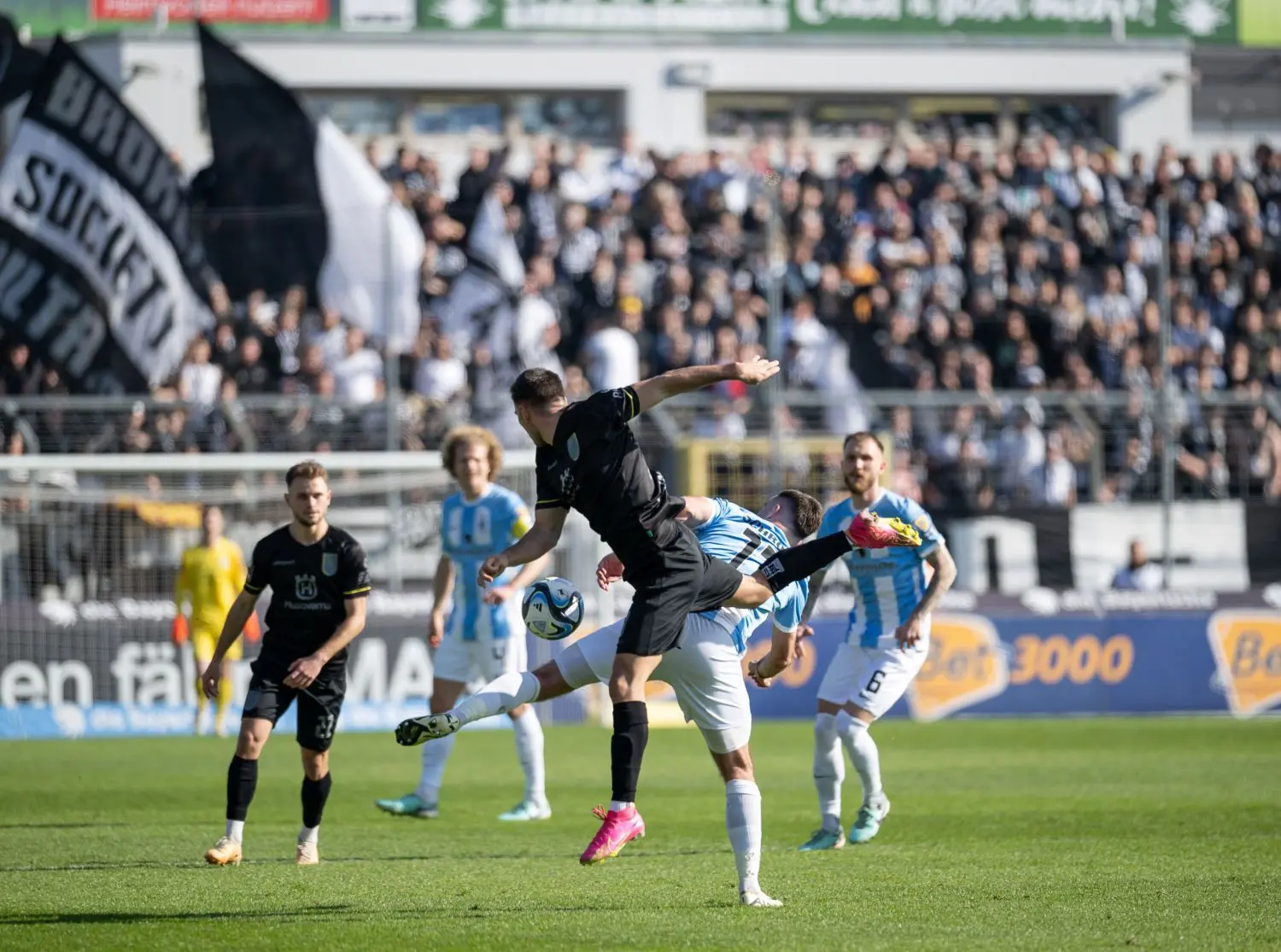 Mit 1:0 hat der SSV Ulm 1846 Fußball das Gastspiel in Giesing vor 15 000 Zuschauern gewonnen. Ein Joker-Tor bringt dem starken Aufsteiger den 15. Sieg der Saison 2023/24.