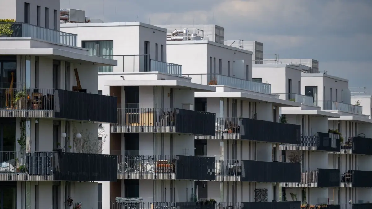 Die Ampel–Parteien SPD und FDP konnten sich bezüglich der Mietpreisbremse einigen.
ARCHIV - 19.05.2023, Berlin: Blick auf Neubau-Wohnungen im Berliner Bezirk Schöneberg. Immobilienkäufer waren Mietern im vergangenen Jahr laut einer Studie häufig im Vorteil - der finanzielle Vorsprung ist aber mit dem Zinsanstieg stark gesunken. (zu dpa "Studie: Vorteile von Immobilienkäufern gegenüber Mietern stark gesunken") Foto: Monika Skolimowska/dpa +++ dpa-Bildfunk +++