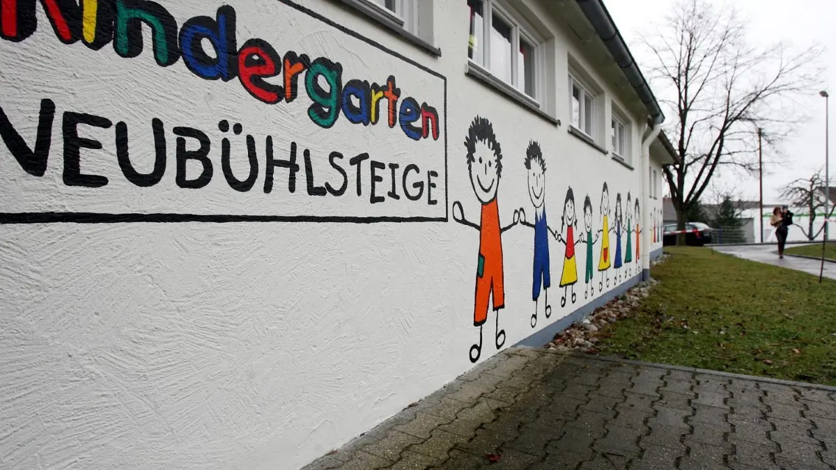Der Kindergarten Neubühlsteige könnte später wieder unter Obhut der Kirche betrieben werden.
Außenfassade bunt bemalt mit Figuren und beschriftet "Kindergarten, Neubühlsteige)
"