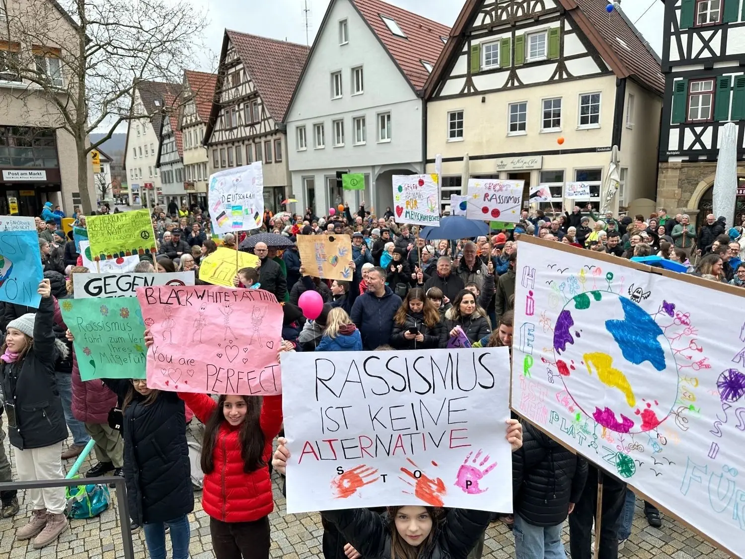 Bunt, vielfältig und mit klarer Botschaft: Zahlreiche Jugendliche hatten Plakate zur Demo mitgebracht.
