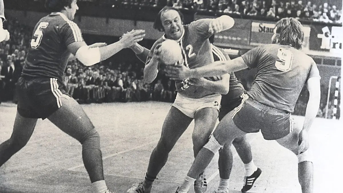 Kaum aufzuhalten auf dem Weg Richtung gegnerisches Tor: Horst „Spatz“ Singer, mehrfacher Titelgewinner mit Frisch Auf Göppingen und Feldhandball–Weltmeister im Jahr 1955.⇥