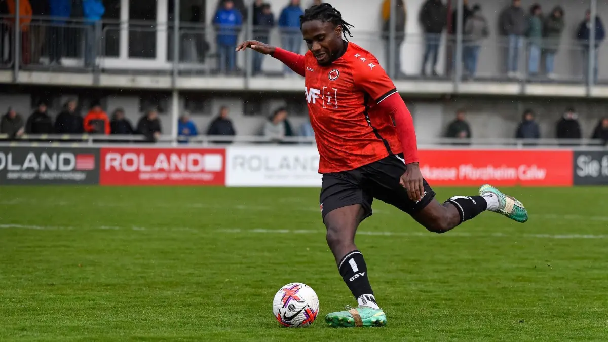 Im Heimspiel gegen Ravensburg muss der Sportverein erneut auf Stammspieler Jeffrey Idehen verzichten. Er hat sich einen Muskelfaserriss zugezogen. ⇥
Jeffrey Idehen (1. Goeppinger SV #05), FC Noettingen vs. 1.Goeppinger SV, Fussball, Oberliga, 24. Spieltag, 2023/2024, 23.03.2024,
Foto: Eibner-Pressefoto/Bernd Leitner
