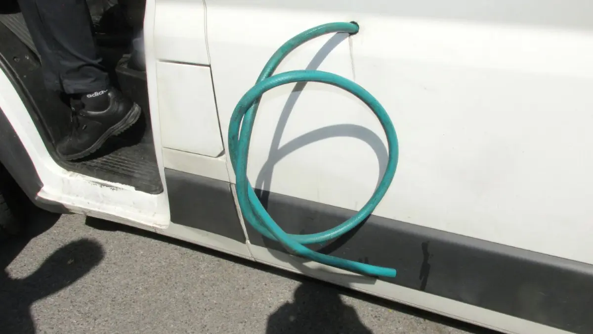 Das Foto zeigt eine raffinierte Abpump–Technik, mit der einst ein Diesel–Dieb in Iserlohn aufflog.
HANDOUT - Das Foto der Polizei zeigt einen Schlauch, der aus der Seitenwand eines Transporters führt. Trotz seiner raffinierten Abpump-Technik ist ein mutmaßlicher Diesel-Dieb in Iserlohn von der Polizei geschnappt worden. Der Fahrer war mit einer «rollenden Zapfanlage» unterwegs, wie die Polizei am Dienstag mitteilte. Aus einem Loch in der Seite seines Transporters hatte der Fahrer einen Schlauch nach draußen geführt. Da im Innenraum des Fahrzeugs bei dem Fund am Montag mehrere Behälter mit Diesel und eine Pumpe entdeckt wurden, geht die Polizei davon aus, dass der Aufbau zum Abpumpen von Treibstoff aus Lkw-Tanks genutzt wurde. +++ dpa-Bildfunk +++