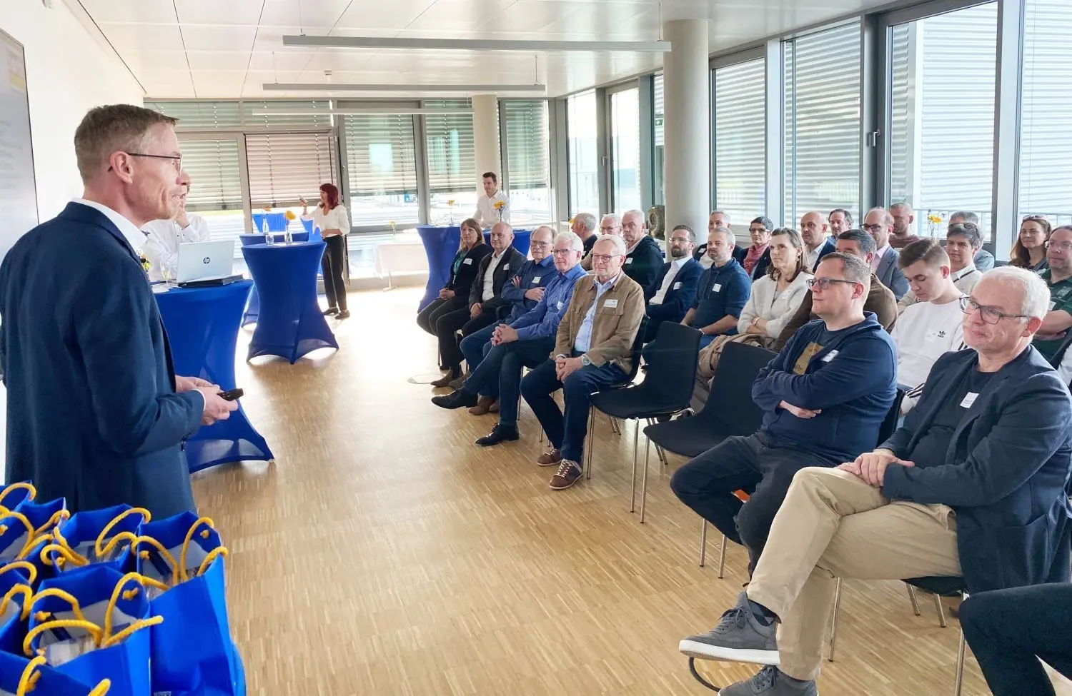 Barth-Geschäftsführer Uwe Schempp (links) stellte die Expansionspläne seines Unternehmens Dutzenden von Unternehmen aus der Medizintechnik-Branche vor.