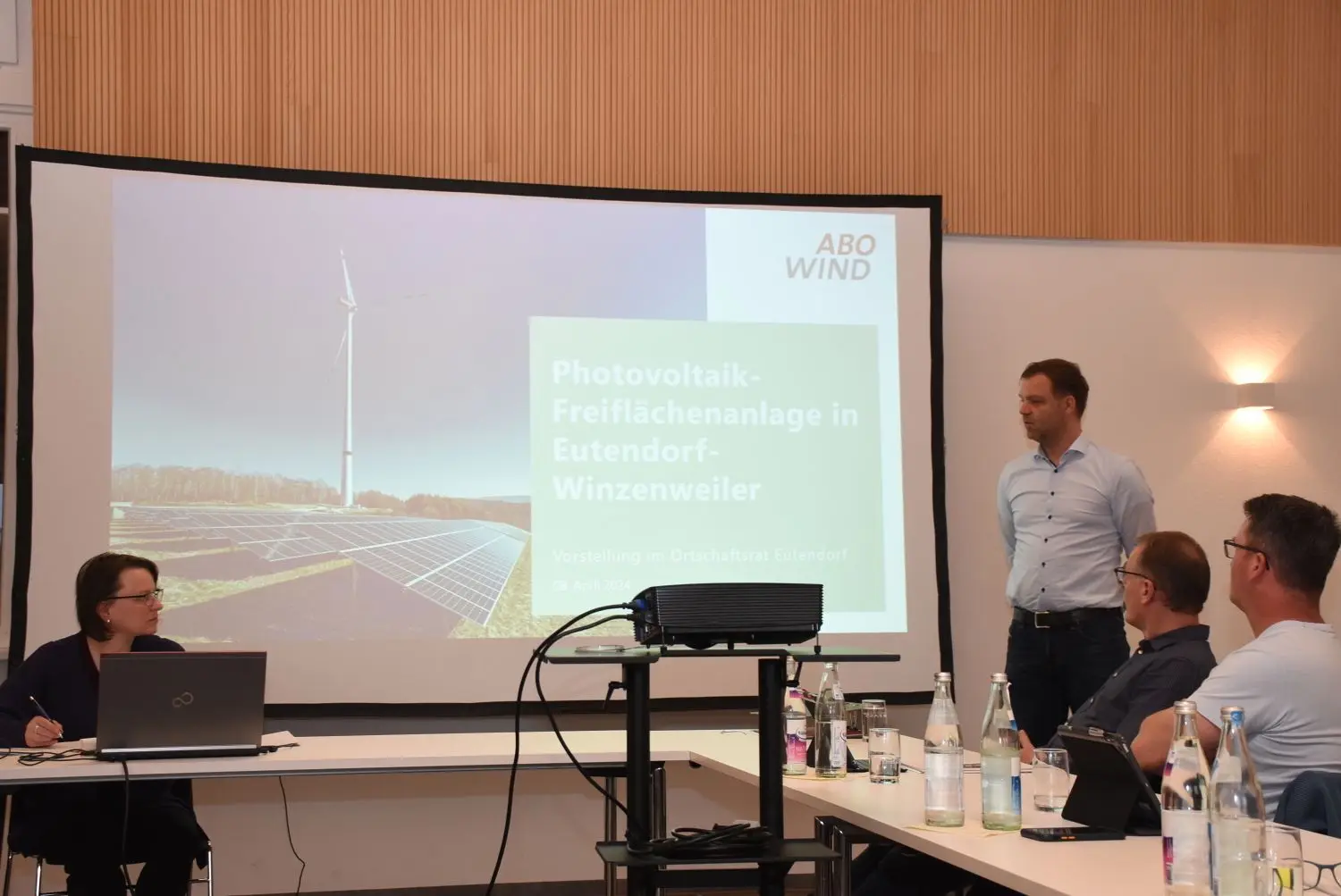 Marcel Schulz (stehend) und Stefan Schuck erläutern zahlreichen Bürgerinnen und Bürgern die geplante Solaranlage.⇥