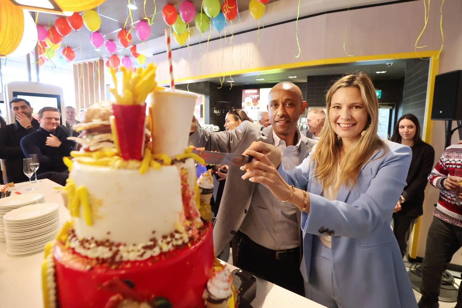 Julia Albert schneidet nach ihrer Rede eine aufwendig gestaltete Torte an.