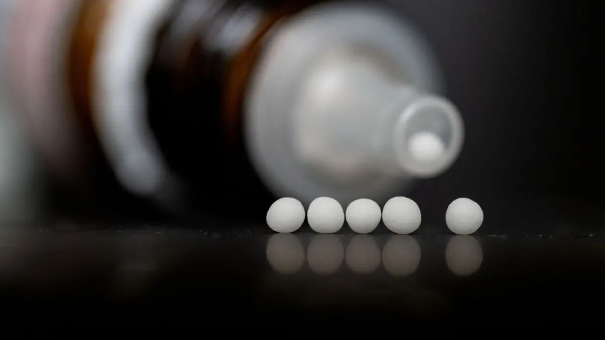Werden Globuli weiter von Krankenkassen bezahlt?
ARCHIV - 14.11.2022, Baden-Württemberg, Stuttgart: Homöopathische Kugeln liegen vor einer Spenderflasche auf einem Tisch. Die Entscheidung, ob Ärtzinnen und Ärzte in BAden-Württemberg weiter eine Zusatzweiterbildung im Bereich Homöopathie machen können, lässt weiter auf sich warten. (zu dpa/lsw: «Entscheidung im Homöopathie-Streit lässt weiter auf sich warten») Foto: Marijan Murat/dpa +++ dpa-Bildfunk +++