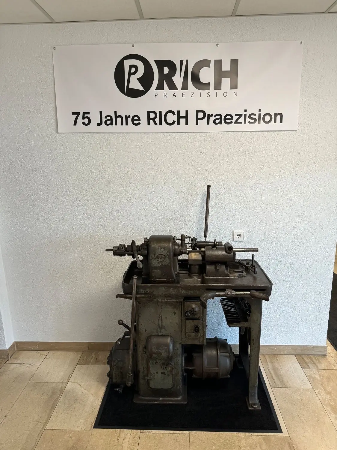 Die erste Maschine aus dem Gründungsjahr der Firma 1949.