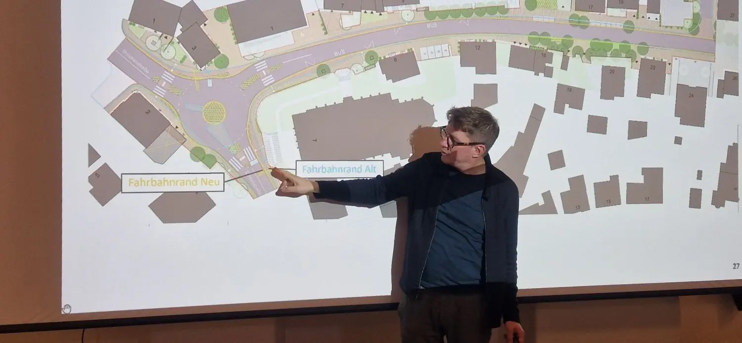 Stadtgespräch in Geislingen: Prof. Philipp Dechow erklärt die vorgeschlagene Neugestaltung der Vorstadtstraße (Ortsdurchfahrt).⇥