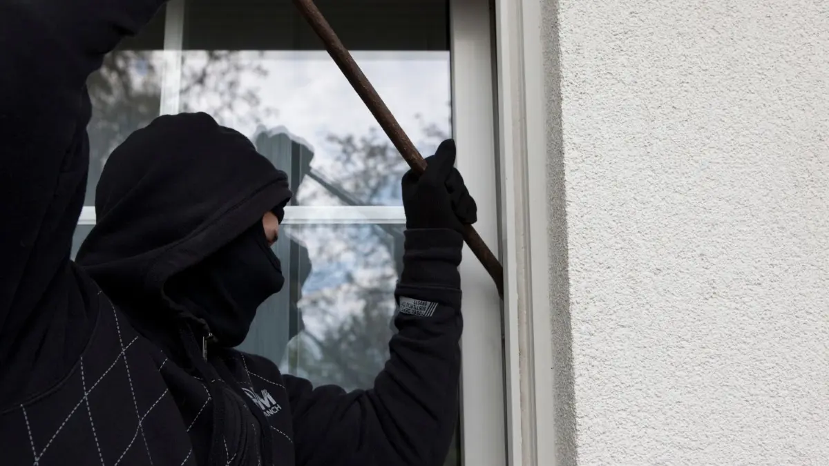 Gleich mehrere Unbekannte sind laut Polizei in eine Firma in Böhmenkirch eingebrochen (Symbolbild).
ILLUSTRATION - Dichtmachen: Geschlossene Fenster können den Wohnraum vor Einbrüchen schützen. Foto: Silvia Marks/dpa-mag - Honorarfrei nur für Bezieher des Dienstes dpa-Magazin +++ dpa-Magazin +++