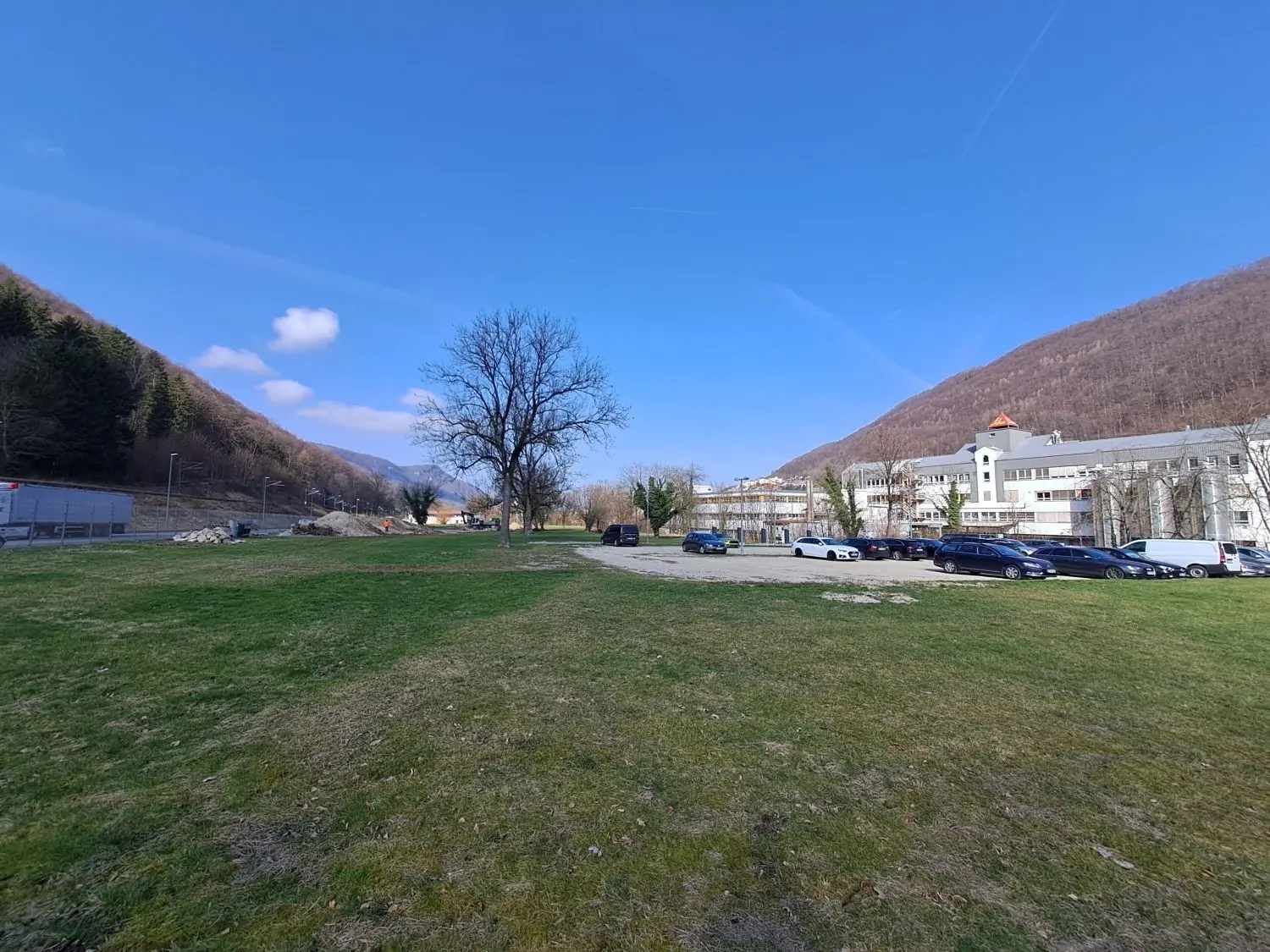 Noch ist das Gelände an der Burgstraße frei und wird teilweise als Parkplatz genutzt. ⇥
