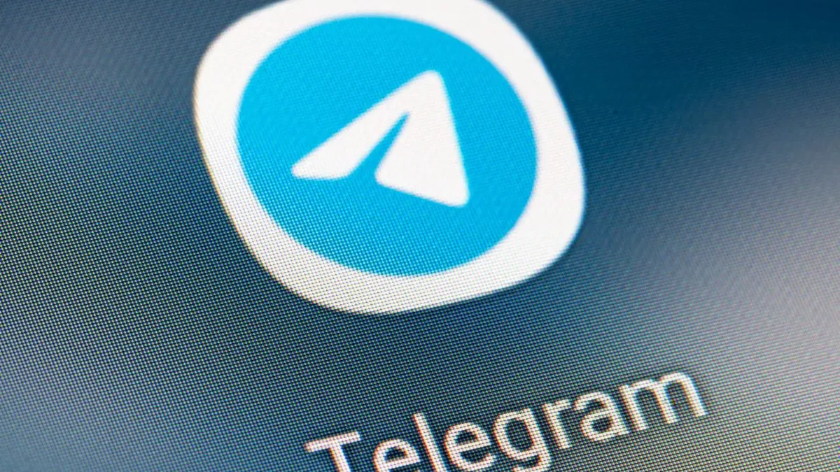 Der Reutlinger AfD–Politiker und Stadtrat Hansjörg Schrade musste sich vor dem Reutlinger Amtsgericht verantworten: Er hatte auf Telegram den Brief eines Polizisten geteilt, dessen Inhalt ihm einen Strafbefehl wegen Volksverhetzung einbrachte. ⇥
ARCHIV - 21.01.2022, Berlin: Auf dem Bildschirm eines Smartphones sieht man das Icon der App Telegram. Die Justiz in Spanien hat die Nachrichten-App Telegram vorübergehend landesweit gesperrt. (zu dpa: «Richter ordnet Blockade von Telegram in Spanien an») Foto: Fabian Sommer/dpa +++ dpa-Bildfunk +++