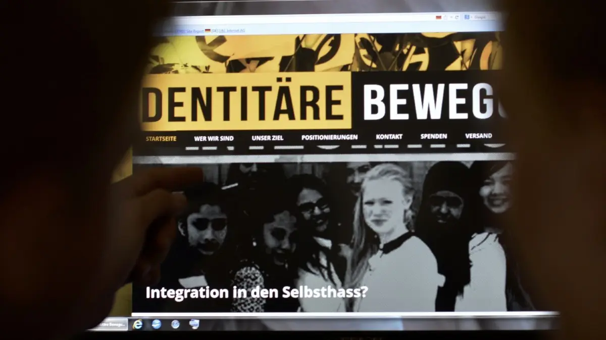 Die im rechtsextremistischen Bereich agierende Webseite der Identitären Bewegung 2013. Das Konto auf X war wegen mehrerer Verstöße gegen die Twitter–Regeln zu Terrorismus oder gewalttätigem Extremismus lange Zeit gesperrt — bis jetzt.
ARCHIV - ILLUSTRATION - Jugendliche betrachten am 09.07.2013 in Berlin eine im rechten Bereich agierende Webseite. Der Verfassungsschutz Sachsen-Anhalts hat nach eigenen Angaben «ein Auge auf die «Identitäre Bewegung» geworfen». Foto: Bernd von Jutrczenka/dpa (zu dpa «Verfassungsschutz behält «Identitäre Bewegung» im Auge» vom 15.05.2016) +++(c) dpa - Bildfunk+++
