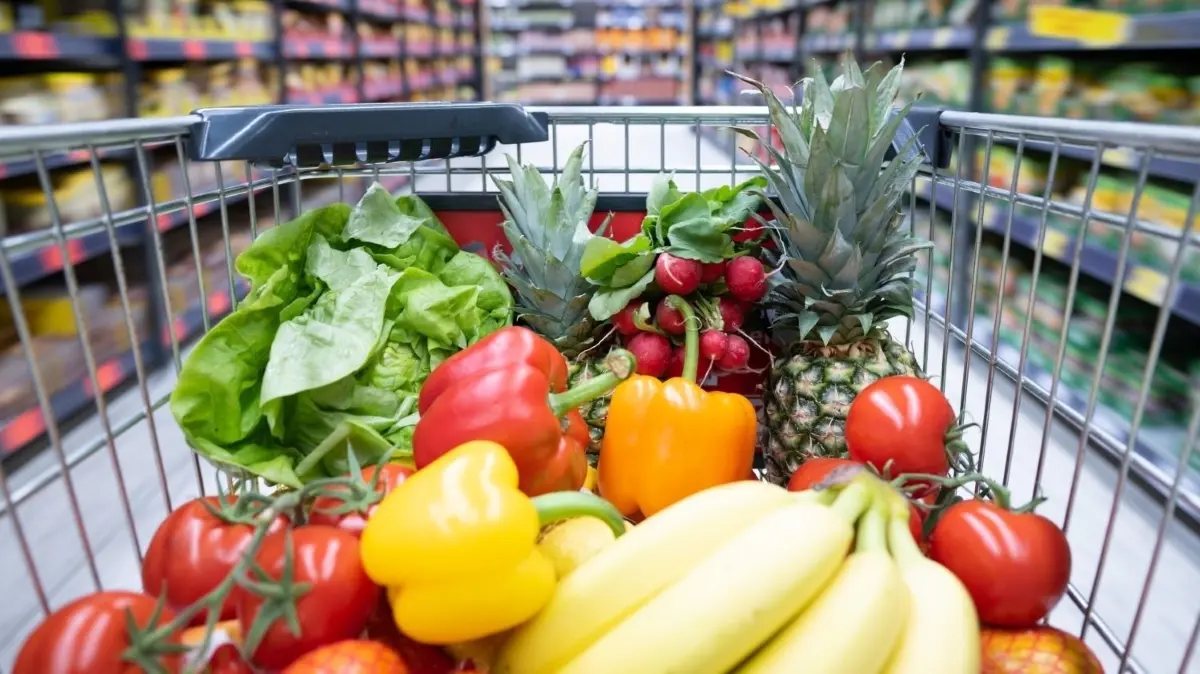 Ein Einkaufskorb mit Obst und Gemüse steht in einem Supermarkt. In Dresden und Umgebung haben einige Supermärkte und Drogerien auch sonntags geöffnet. Richtig gut und frisch einkaufen kann man am Sonntag außerdem in den Hofläden im Umland. Alle Adressen im Überblick. (Symbolbild)
ARCHIV - 17.01.2023, Sachsen, Dresden: Ein Einkaufskorb mit Obst und Gemüse steht in einem Supermarkt. Die Inflationsrate in Thüringen ist auf den niedrigsten Stand seit Juni 2021 gefallen. (zu dpa: «Inflation in Thüringen auf niedrigstem Stand seit zweieinhalb Jahren») Foto: Sebastian Kahnert/dpa +++ dpa-Bildfunk +++