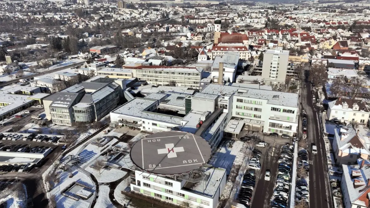 Das Archivbild zeigt das Ehinger Krankenhaus, wie es bald nicht mehr sein soll. Ein Nebau ist geplant.
Krankenhaus Ehingen im Winter