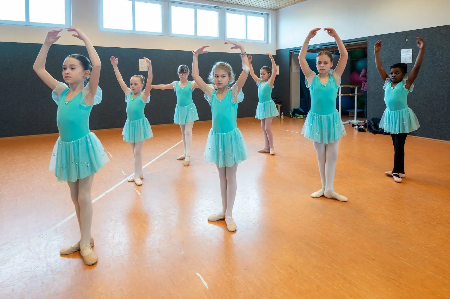 Die jungen Tänzerinnen lernen bei Prima Ballerina die Ausdrucksformen und Schrittfolgen des Balletts. ⇥