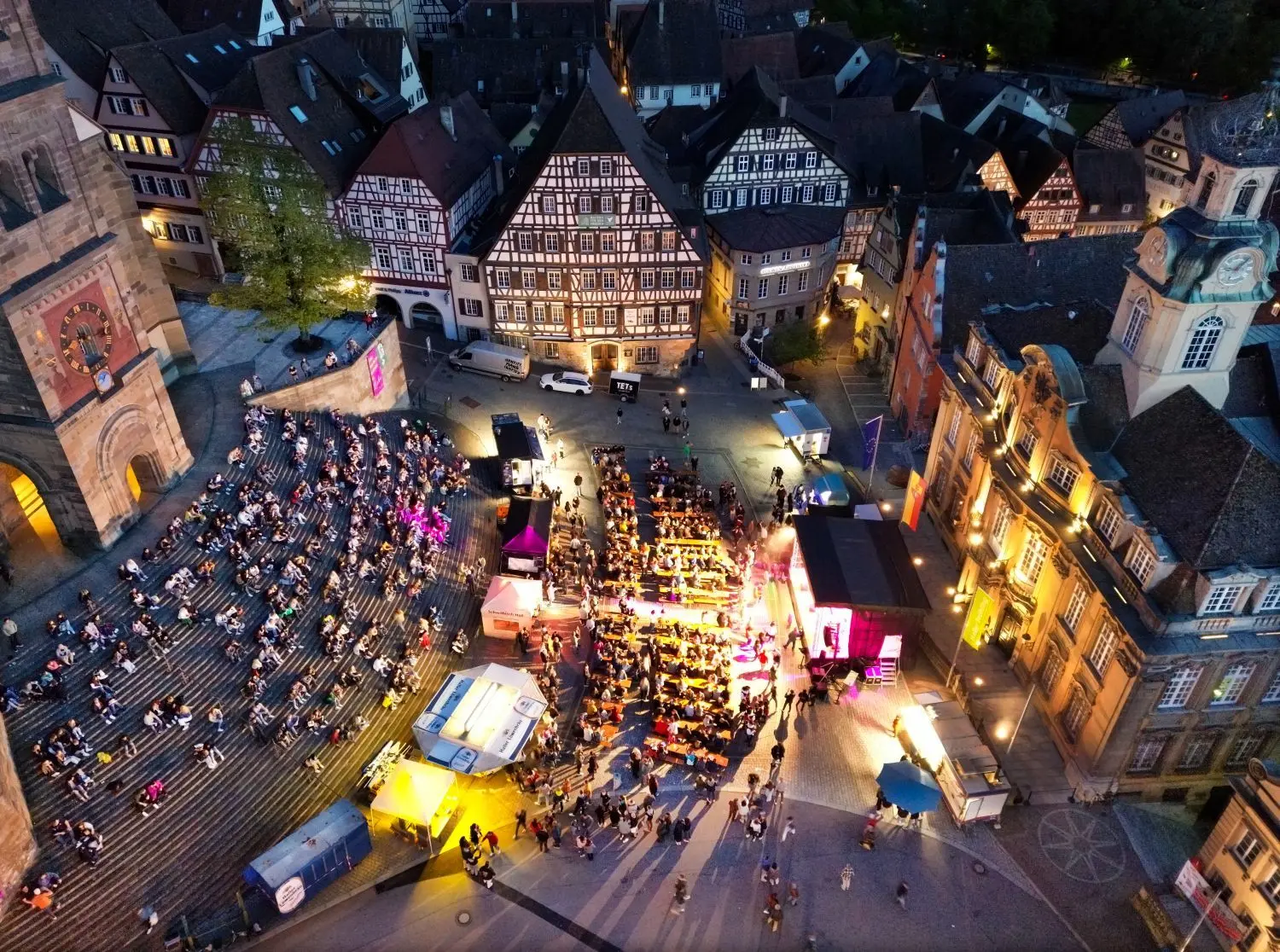Das Orga-Team der Stadtverwaltung schätzt, dass das Frühlingsfest am Samstagabend auf dem Marktplatz rund 1000 Besucherinnen und Besucher zählt. ⇥