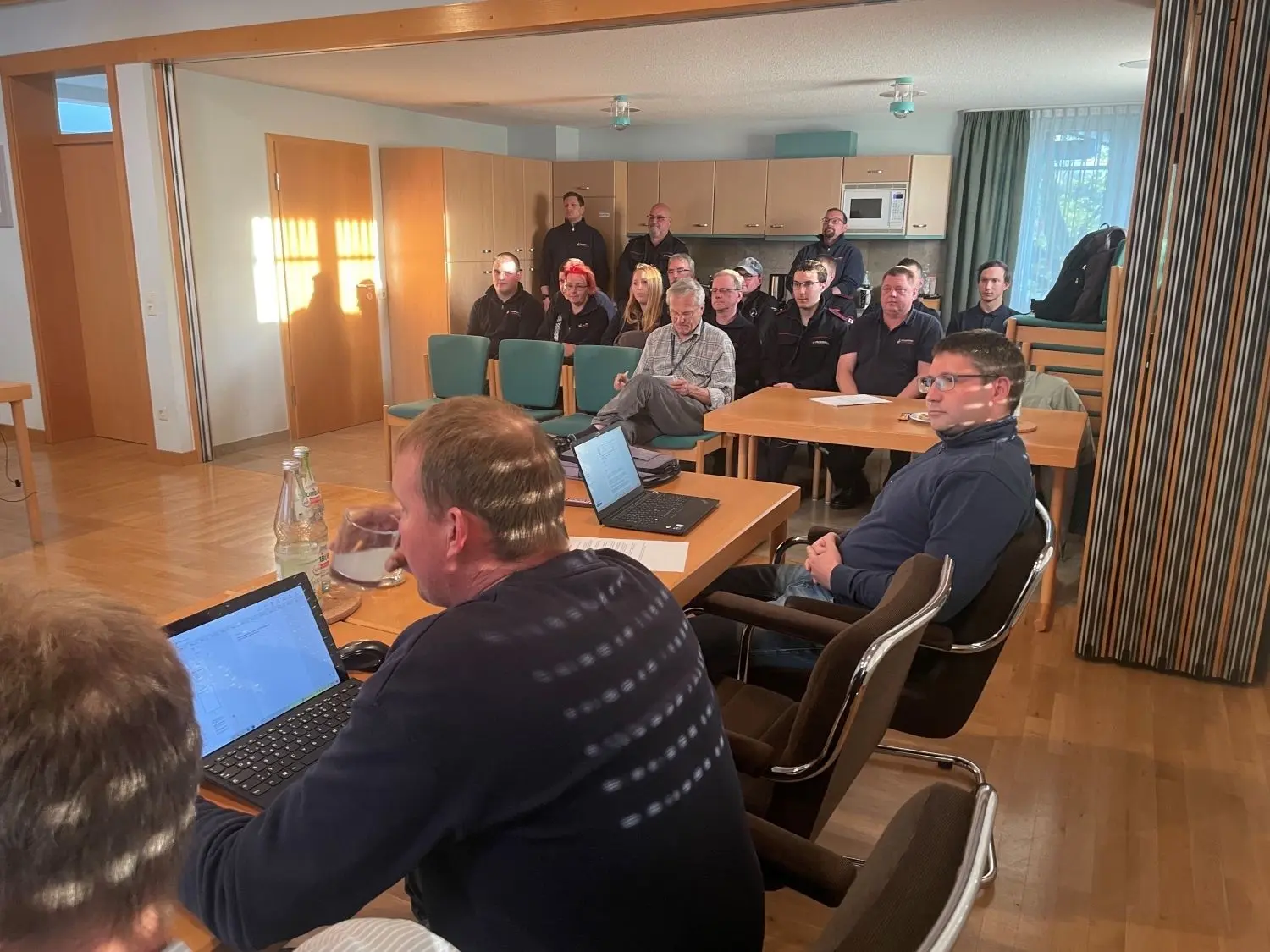 Blick in den Fichtenberger Ratssal bei der Sitzung am vergangenen Donnerstag: Im Zuschauerraum sitzen vor allem Feuerwehrleute.
