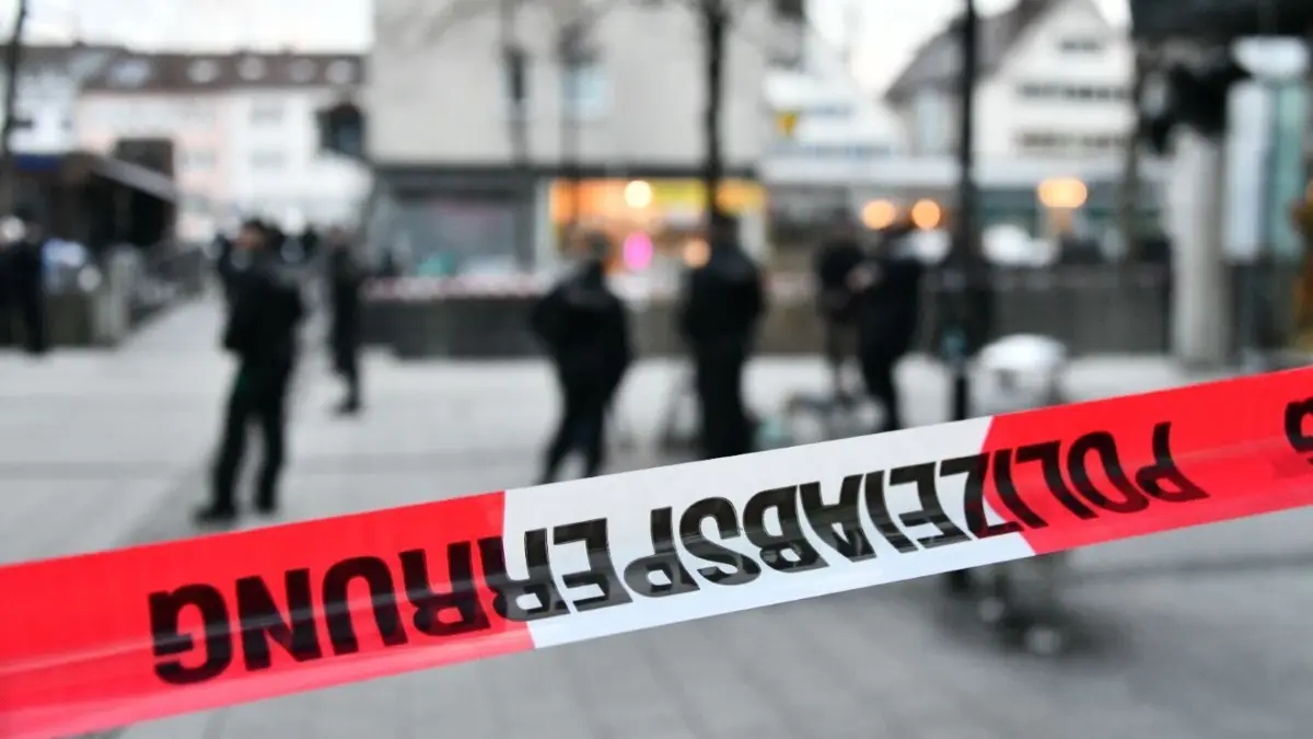 Am Lederhof ist noch keine Ruhe eingekehrt — auch nach den Razzien im Januar und Februar (Foto) muss die Polizei ausrücken. Die Schlägerei habe allerdings „innerhalb der Szene“ stattgefunden, betont ein Sprecher.
Razzia am Lederhof, Hauptbahnhof und Deutschhaus in Ulm am 31. Januar 2024