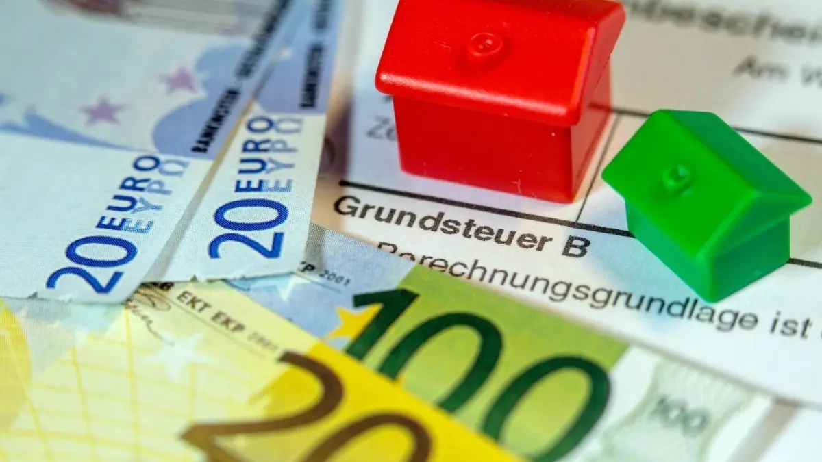 Mit dem Entwicklungsprogramm Ländlicher Raum (ELR) fördert das Land Investitionen von privaten, kommunalen und gewerblichen Bauherren.
ILLUSTRATION - Ein Spielzeughaus und die Nachbildung von Euro-Geldscheinen liegen auf einem Abgabenbescheid für die Entrichtung der Grundsteuer. Der Umgang des Landes Schleswig-Holstein mit der neuen Steuererklärung stößt auf massive Kritik der FDP. (zu dpa «Nord-FDP rügt Umgang des Landes mit der Grundsteuer») +++ dpa-Bildfunk +++