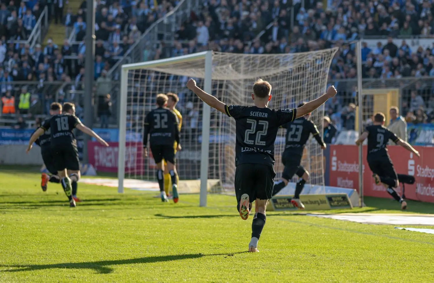 Mit 1:0 hat der SSV Ulm 1846 Fußball das Gastspiel in Giesing vor 15 000 Zuschauern gewonnen. Ein Joker-Tor bringt dem starken Aufsteiger den 15. Sieg der Saison 2023/24.