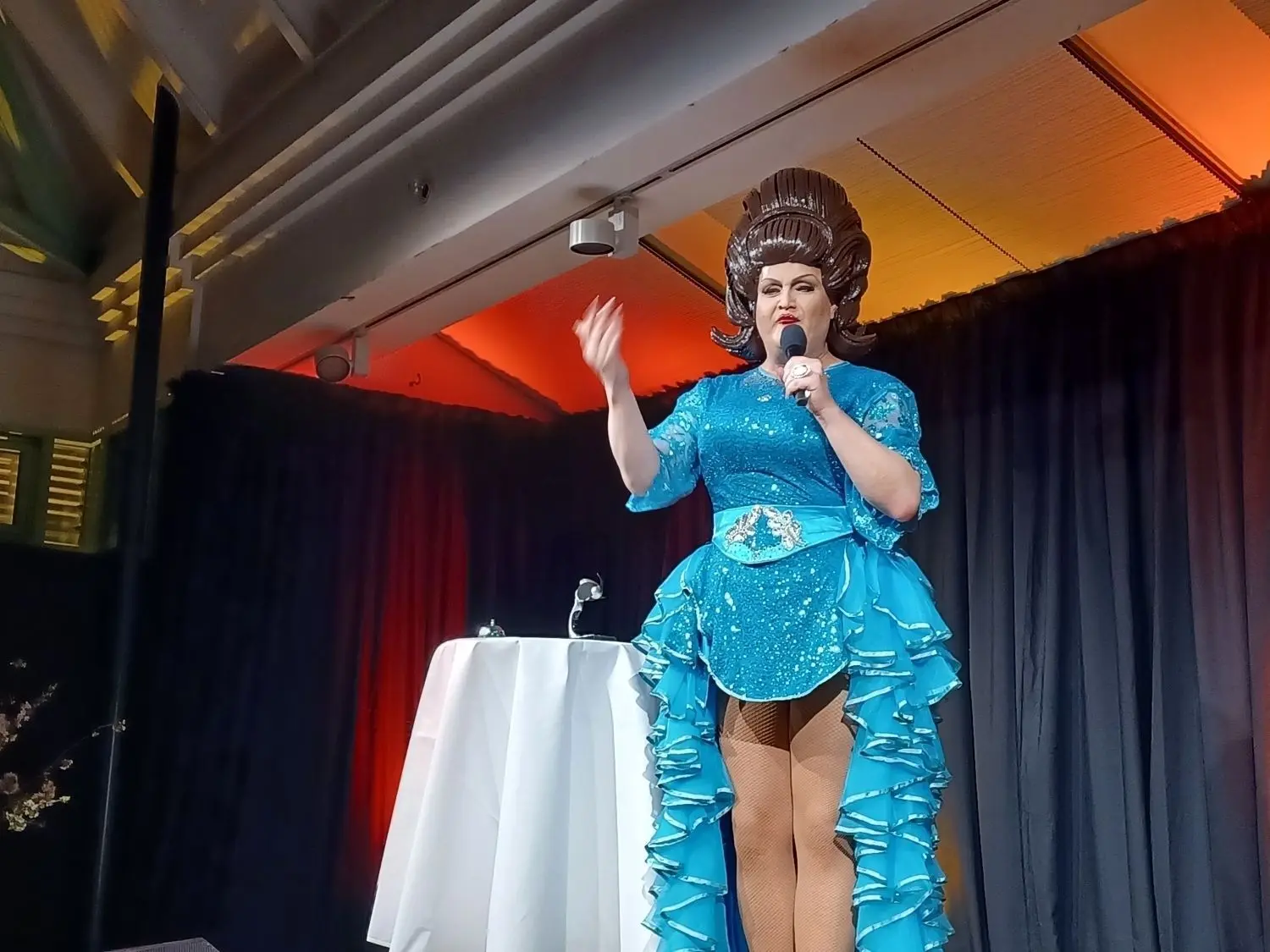 Wirft mit Blumen, auch wenn der Topf noch dranhängt: Seit 40 Jahren ist Michael Panzer als Kunstfigur Wommy Wonder auf Tour, jetzt machte das „Fräulein“ Halt in Dettingen.⇥