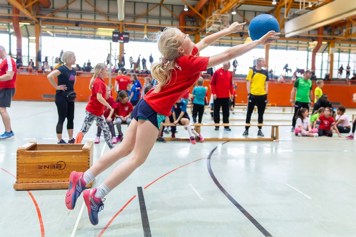 Über Generationen hinweg der Klassiker in der Halle: der Medizinball. Bei der Hallenserie ist der Medizinball-Weitstoß Teil des Vierkampfs.
