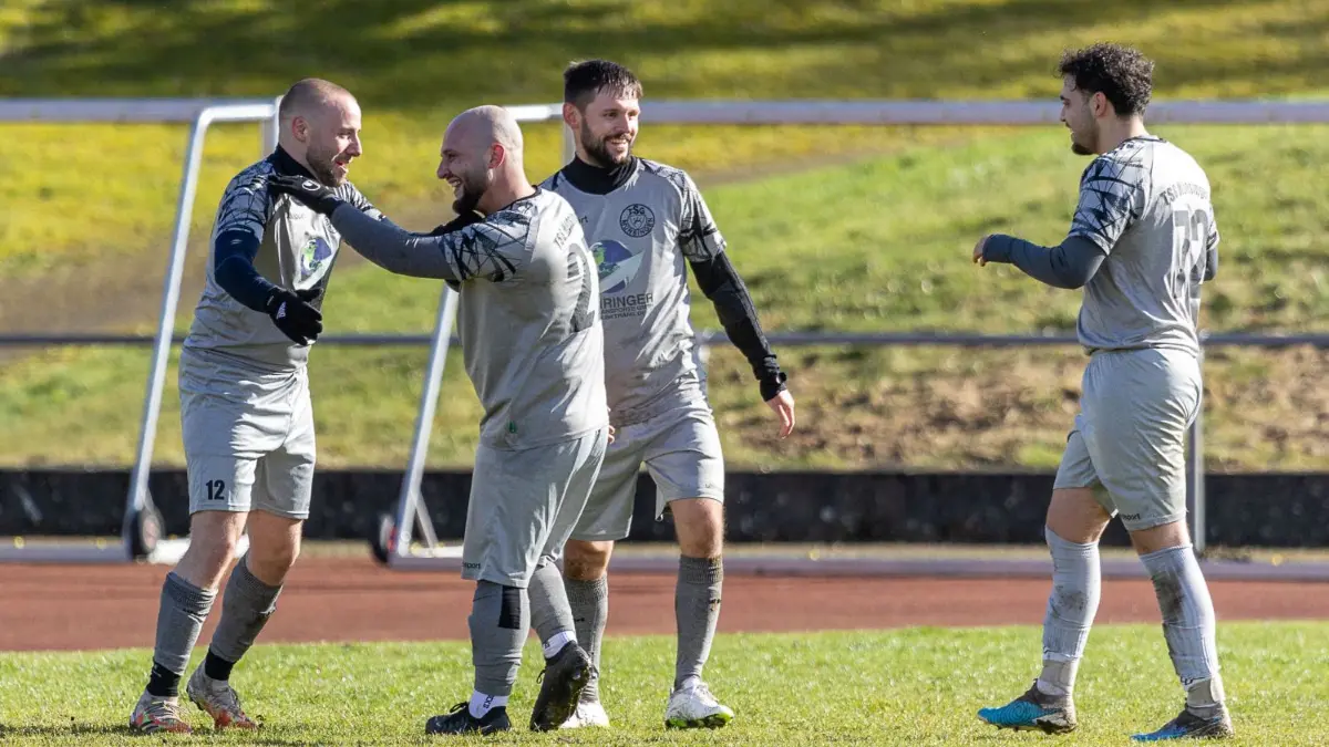 Die Männer der TSG Münsingen haben es zuletzt gar nicht so schlecht gemacht — nur eben das Tor nicht getroffen. Trainer Pellegrino hofft gegen den FV Bad Urach nun auf genauere Arbeit.
TSG Muensingen - TuS Honau, Fussball, Herren, Kreisliga A1, 20.Spieltag, Saison 2023/2024, 24.03.2024,..Foto: Dimitri Drofitsch