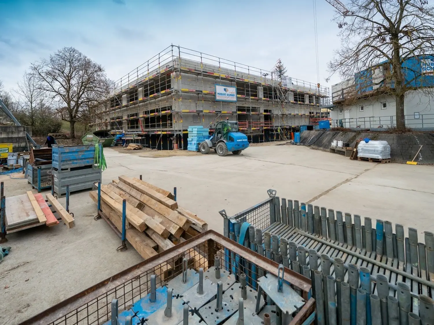 Am Essinger-Schulzentrum wird gebaut, der Neubau entsteht auf dem früheren Pausenhof, der viele Sport- und Bewegungselemente aufwies. Ersatz gibt es teils schon.