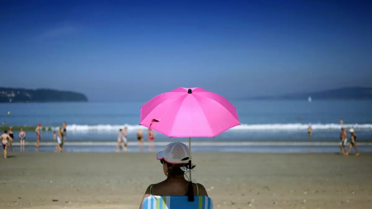 Wo ist das Leben und damit auch der Urlaub in der EU besonders teuer und wo sehr günstig? Die Preisniveaus der EU–Länder im Vergleich.
ARCHIV - 01.09.2014, Spanien, Galicien, Mino: Eine Frau sitzt unter einem pinken Sonnenschirm am Strand. An spanischen Stränden sind Kippen und das Rauchen zunehmend unerwünscht. Heute führt die Region Galicien das Ranking deutlich an: An 79 Stränden (immerhin 11,5 Prozent aller dortigen Strände) ist das Rauchen verboten. (zu dpa Kampf den Kippen: Mittelmeerstrände mutieren zu Nichtraucherzonen vom 09.09.2018) Foto: Cabalar/epa efe/dpa +++ dpa-Bildfunk +++ |