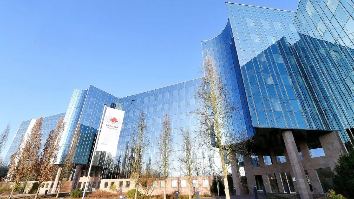 Im Businesspark Ehingen, der ehemaligen Schlecker–Hauptverwaltung, hat die Firma ENSAG ihren Sitz.
Businesspark Ehingen