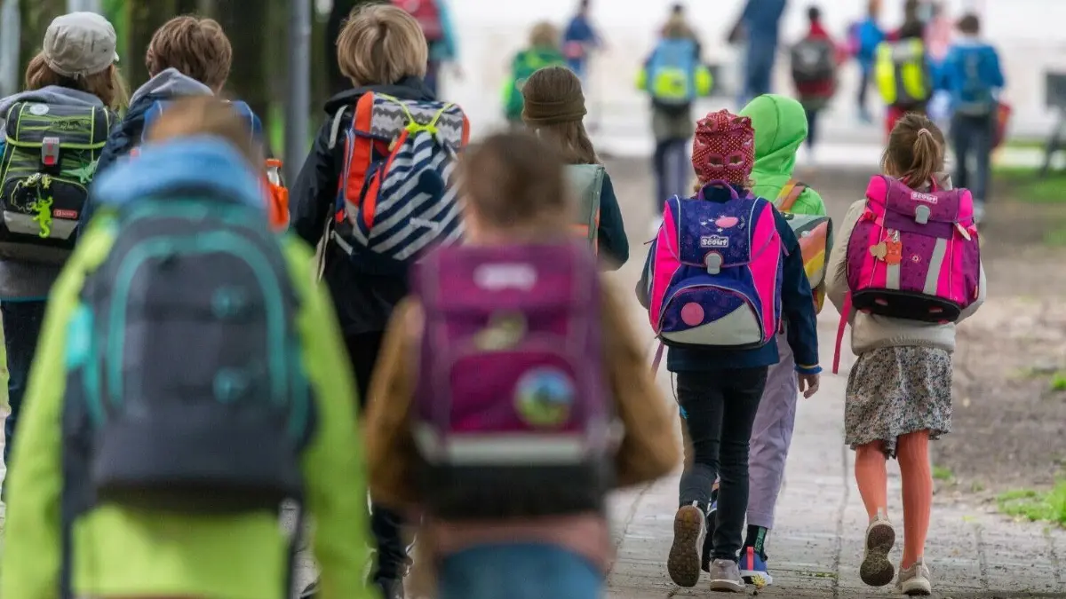 Aufregung in um Rottenburg: Werden Kinder auf dem Schulweg von fremden Männern angesprochen?
ARCHIV - 07.06.2021, Bayern, München: Schulkinder gehen am Montagmorgen nach den Pfingstferien wieder in die Schule. (zu dpa: «Kommunen: Rechtsanspruch auf Ganztag an Grundschulen nicht umsetzbar») Foto: Peter Kneffel/dpa +++ dpa-Bildfunk +++
